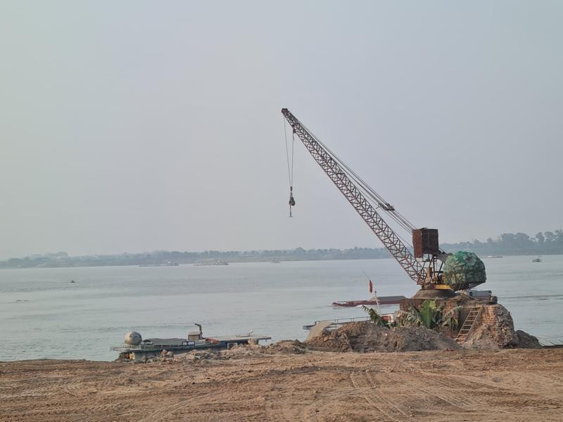 Bến thủy nội địa của HTX Vôi Dân Chủ bỗng nhiên “sống lại” rồi rầm rộ vi phạm đổ phế thải lấn chiếm sông Hồng, xây trụ cẩu trái phép bốc dỡ hàng hóa Bến thủy nội địa của HTX Vôi Dân Chủ bỗng nhiên “sống lại” rồi rầm rộ vi phạm đổ phế thải lấn chiếm sông Hồng, xây trụ cẩu trái phép bốc dỡ hàng hóa