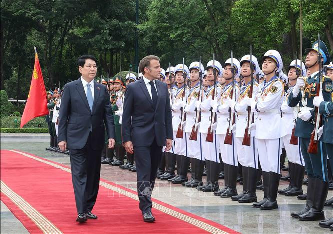 Chủ tịch nước Lương Cường và Tổng thống Pháp Emmanuel Macron duyệt Đội danh dự Quân đội nhân dân Việt Nam Chủ tịch nước Lương Cường và Tổng thống Pháp Emmanuel Macron duyệt Đội danh dự Quân đội nhân dân Việt Nam