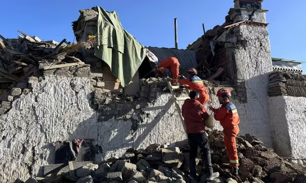 Các nhân viên cứu hộ đang nỗ lực tìm kiếm người sống sót sau trận động đất