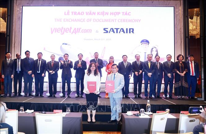 Tổng Bí thư Tô Lâm chứng kiến trao hợp đồng hợp tác giữa VietjetAir và Công ty Satair thuộc Tập đoàn Airbus về sử dụng dịch vụ vật tư tích hợp IMS, một giải pháp cung ứng vật tư toàn diện cho toàn bộ đội bay Airbus A320 và A330 của VietjetAir