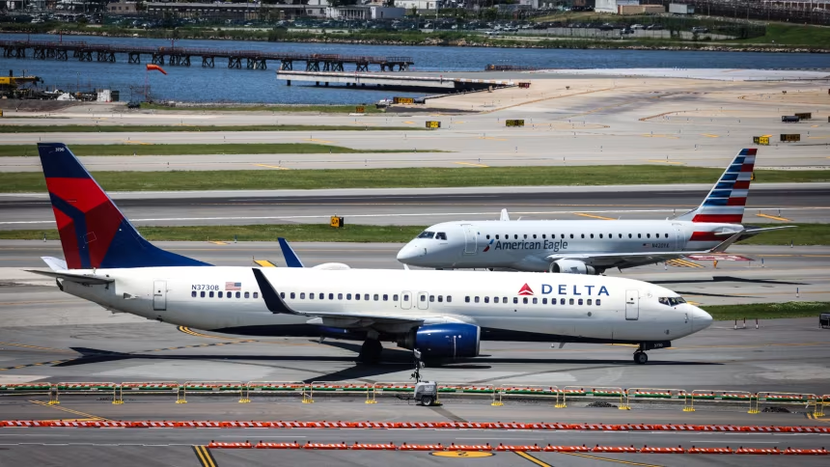 Các máy bay của Delta Air Lines và American Airlines tại Sân bay LaGuardia ở Queens, New York, Mỹ