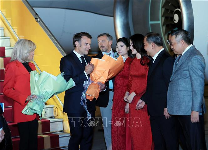 Tổng thống Pháp Emmanuel Macron và Phu nhân đến Hà Nội, bắt đầu chuyến thăm cấp Nhà nước tới Việt Nam Tổng thống Pháp Emmanuel Macron và Phu nhân đến Hà Nội, bắt đầu chuyến thăm cấp Nhà nước tới Việt Nam