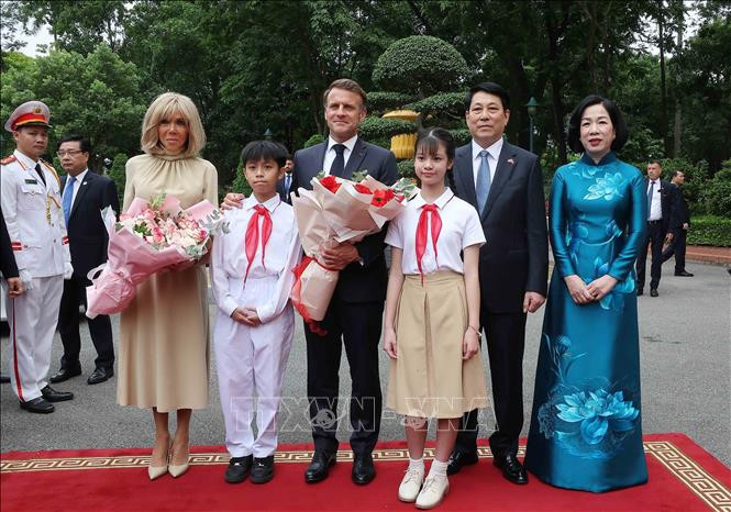 Chủ tịch nước Lương Cường và Phu nhân đón Tổng thống Pháp Emmanuel Macron và Phu nhân Chủ tịch nước Lương Cường và Phu nhân đón Tổng thống Pháp Emmanuel Macron và Phu nhân