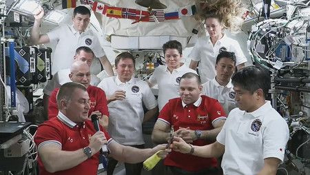 Người tiền nhiệm, phi hành gia Nga Alexey Ovchinin (trái), trao cho ông Onishi "chìa khóa" của trạm - biểu trưng cho trách nhiệm của chỉ huy ISS