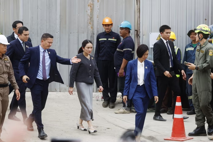 Thủ tướng Thái Lan Paetongtarn Shinawatra đến thị sát hiện trường vụ 1 tòa nhà bị sập ở Bangkok, ngày 31-3-2025