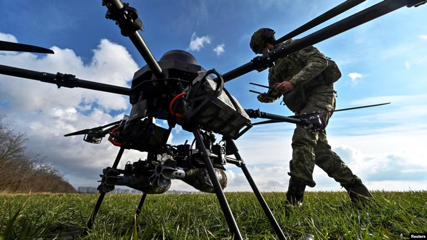 Binh sĩ Ukraine kiểm tra kết nối với UAV trước khi triển khai gần tiền tuyến Binh sĩ Ukraine kiểm tra kết nối với UAV trước khi triển khai gần tiền tuyến