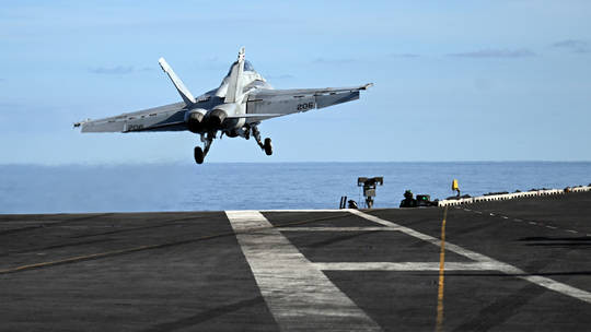 Một tiêm kích cất cánh từ tàu sân bay USS Gerald R. Ford của Mỹ Một tiêm kích cất cánh từ tàu sân bay USS Gerald R. Ford của Mỹ