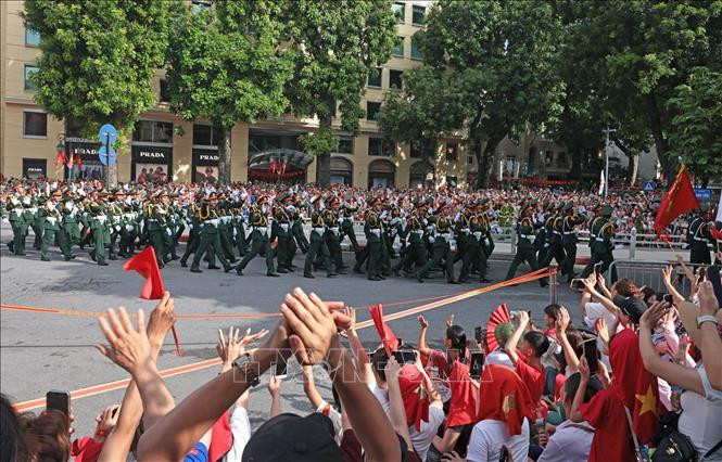Rất đông người dân chào đón đoàn diễu hành qua Quảng trường Cách mạng tháng 8