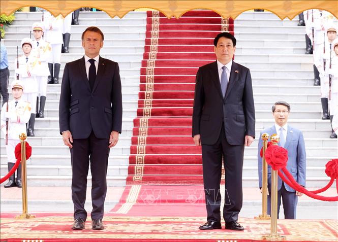 Chủ tịch nước Lương Cường và Tổng thống Pháp Emmanuel Macron tại lễ đón Chủ tịch nước Lương Cường và Tổng thống Pháp Emmanuel Macron tại lễ đón