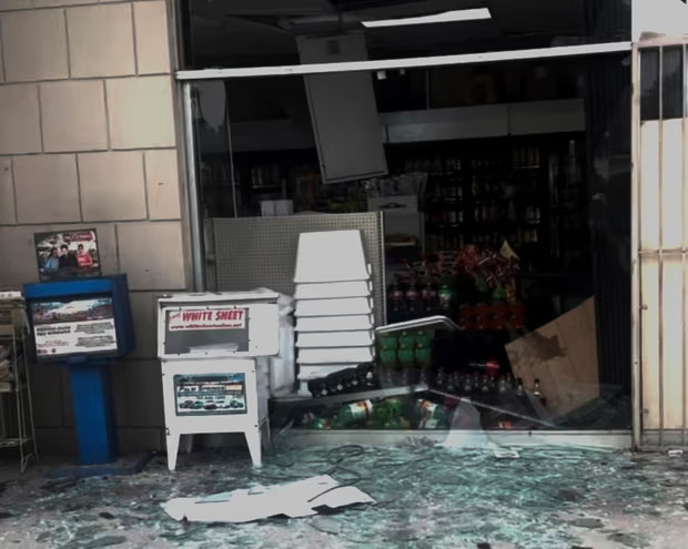 Mảnh vỡ vương vãi sau vụ nổ ở Palm Springs