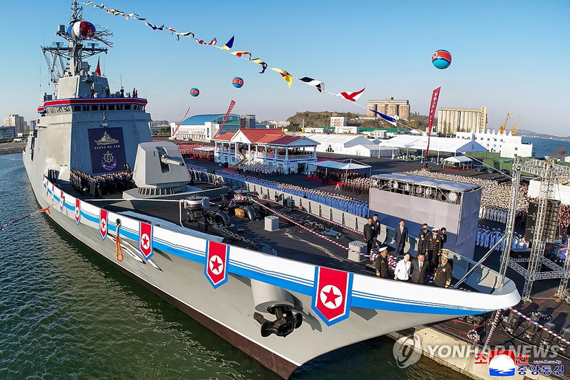 Tàu khu trục Triều Tiên trong lễ hạ thủy tại một xưởng đóng tàu ở thành phố cảng Nampho, phía Tây nước này, ngày 25-4-2025 Tàu khu trục Triều Tiên trong lễ hạ thủy tại một xưởng đóng tàu ở thành phố cảng Nampho, phía Tây nước này, ngày 25-4-2025