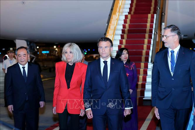 Tổng thống Pháp Emmanuel Macron và Phu nhân đến Hà Nội, bắt đầu chuyến thăm cấp Nhà nước tới Việt Nam Tổng thống Pháp Emmanuel Macron và Phu nhân đến Hà Nội, bắt đầu chuyến thăm cấp Nhà nước tới Việt Nam
