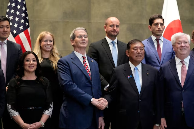 Thủ tướng Nhật Bản Shigeru Ishiba bắt tay Bộ trưởng Tài chính Mỹ Scott Bessent trước cuộc gặp tại Văn phòng Thủ tướng ở Tokyo, Nhật Bản, ngày 18-7-2025