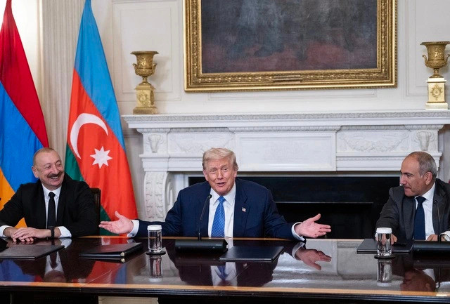 Tổng thống Mỹ Donald Trump (giữa) cùng Thủ tướng Armenia Nikol Pashinyan (phải) và Tổng thống Azerbaijan Ilha Aliyev sau khi ký thỏa thuận hòa bình tại Nhà Trắng ngày 8-8
