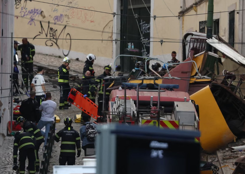 Cảnh sát và lính cứu hỏa tại hiện trường vụ tai nạn tàu điện ở Lisbon ngày 3-9 Cảnh sát và lính cứu hỏa tại hiện trường vụ tai nạn tàu điện ở Lisbon ngày 3-9