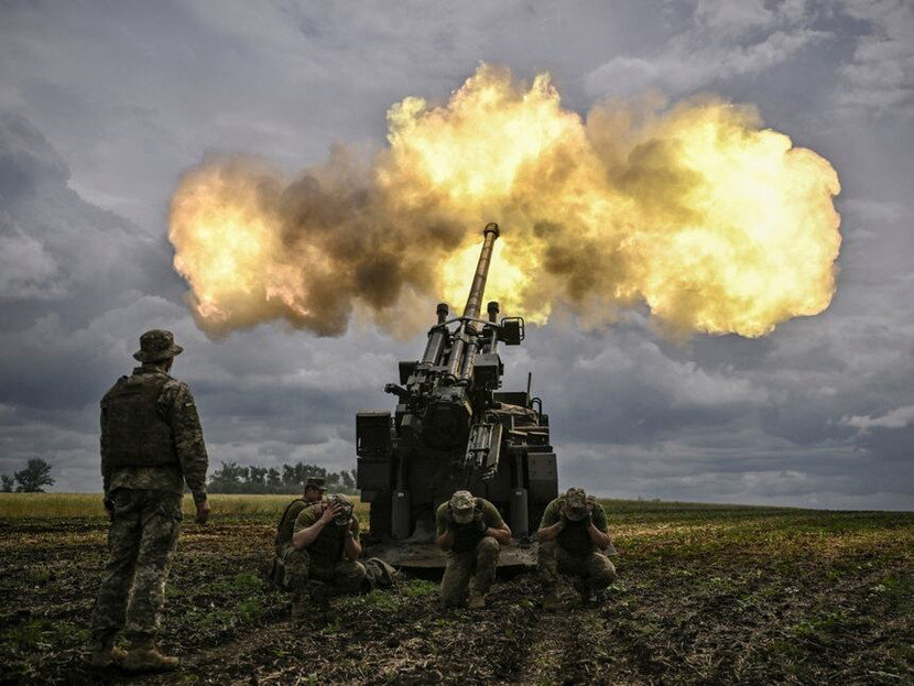 Binh sĩ Ukraine khai hỏa ở khu vực Donbas