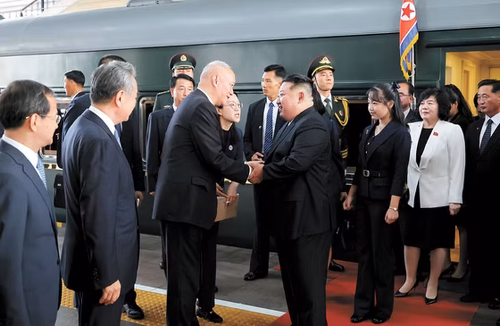 Các quan chức Trung Quốc đón nhà lãnh đạo Triều Tiên Kim Jong-un tại Bắc Kinh ngày 2-9. Ảnh: KCNA Các quan chức Trung Quốc đón nhà lãnh đạo Triều Tiên Kim Jong-un tại Bắc Kinh ngày 2-9. Ảnh: KCNA