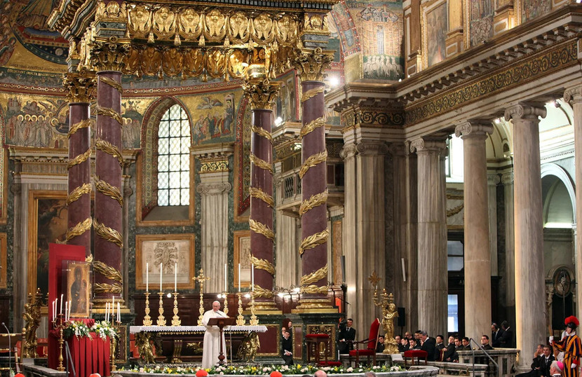 Giáo hoàng Francis tại tại Vương cung thánh đường Santa Maria Maggiore tháng 5-2013