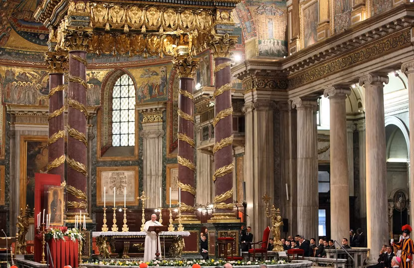 Giáo hoàng Francis tại tại Vương cung thánh đường Santa Maria Maggiore tháng 5-2013