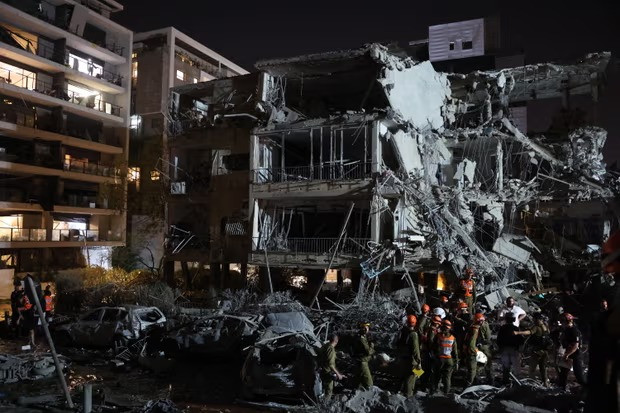 Một tòa nhà ở Tel Aviv bị trúng tên lửa từ Iran