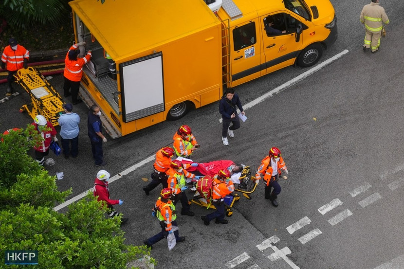 Lực lượng cứu hỏa đưa người bị thương đi cấp cứu