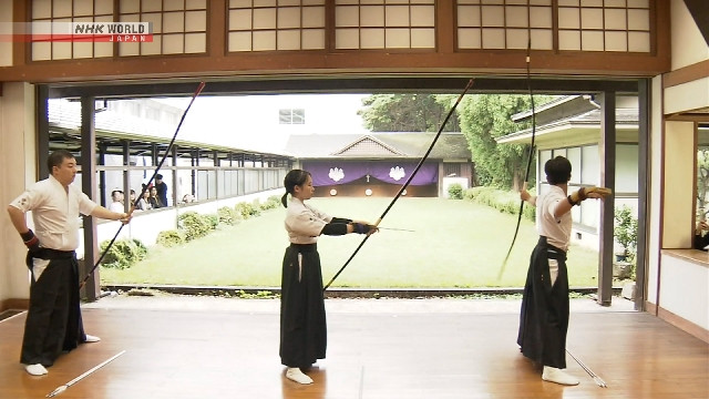 Một số học sinh trung học phổ thông tham gia buổi tập bắn cung Kyudo truyền thống