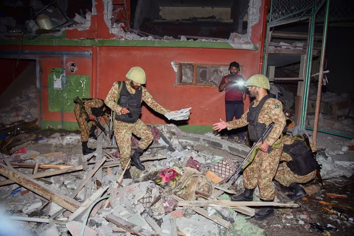 Các binh sĩ Pakistan đang kiểm tra một tòa nhà bị hư hại do cuộc tấn công Các binh sĩ Pakistan đang kiểm tra một tòa nhà bị hư hại do cuộc tấn công