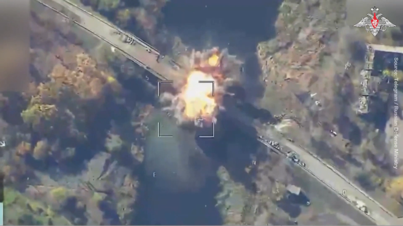 Theo Bộ Quốc phòng Nga, cây cầu này bị rung chuyển bởi một số vụ nổ mạnh, khiến ít nhất một nhịp cầu bị sập