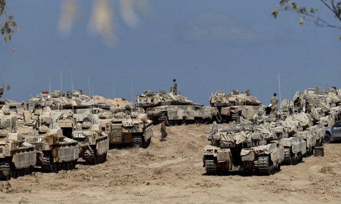 Xe tăng và xe bọc thép chở quân của Israel ở gần biên giới với Dải Gaza