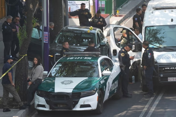Cảnh sát khám nghiệm hiện trường vụ thư ký riêng và cố vấn của Thị trưởng Mexico City bị bắn chết hôm 20-5