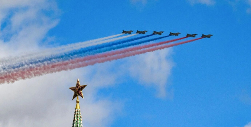 Biên đội cường kích Su-25 xả khói màu, tạo hình quốc kỳ Nga khi bay qua Quảng trường Đỏ trong buổi tổng duyệt Biên đội cường kích Su-25 xả khói màu, tạo hình quốc kỳ Nga khi bay qua Quảng trường Đỏ trong buổi tổng duyệt