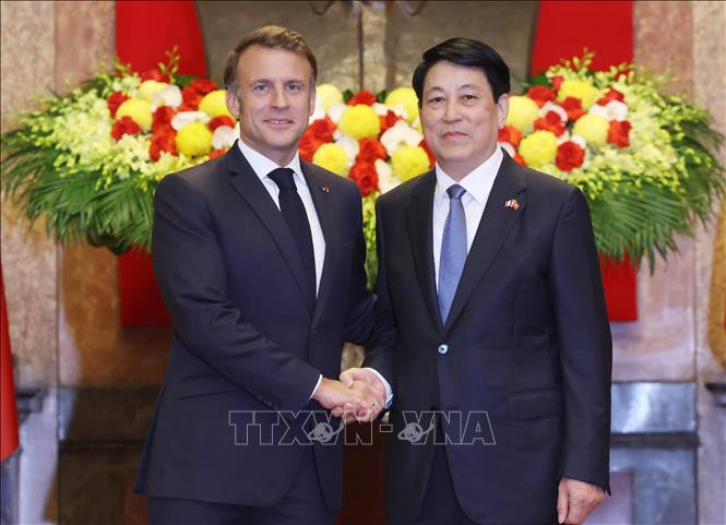 Chủ tịch nước Lương Cường và Tổng thống Pháp Emmanuel Macron chụp ảnh chung Chủ tịch nước Lương Cường và Tổng thống Pháp Emmanuel Macron chụp ảnh chung