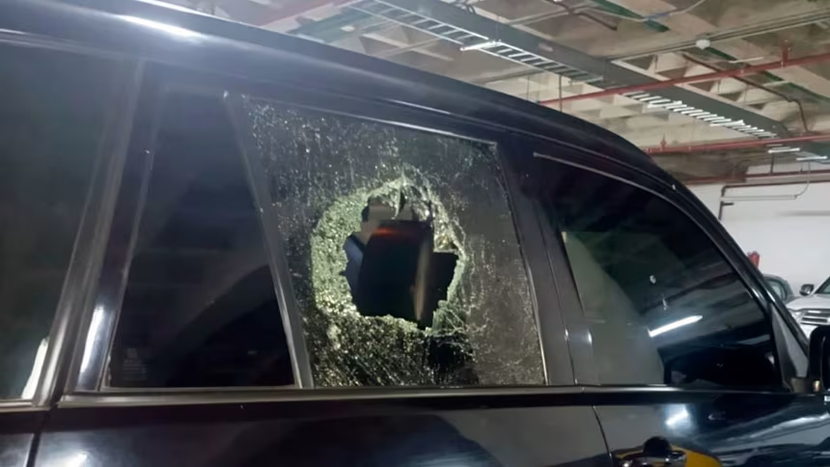 Tổng thống Noboa đã đăng hình ảnh trên mạng xã hội X cho thấy một số xe ô tô bị vỡ cửa sổ