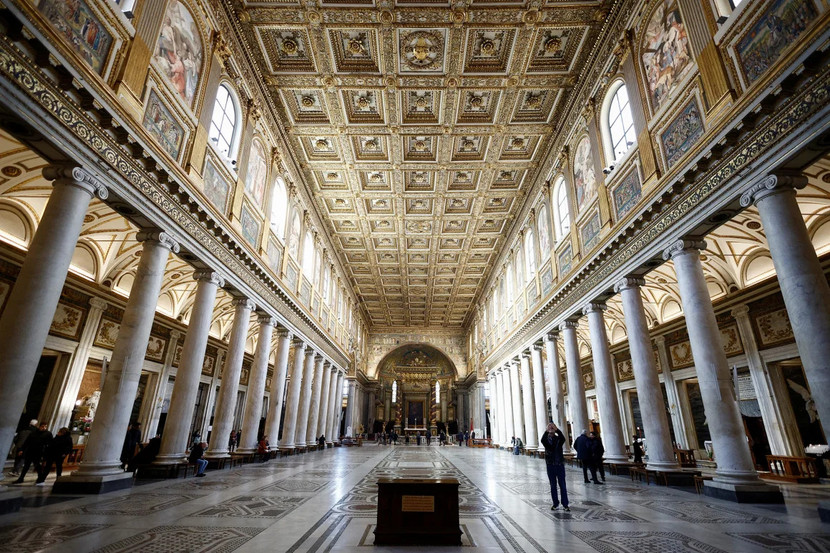 Bên trong Vương cung thánh đường Santa Maria Maggiore ở Rome (Italy)