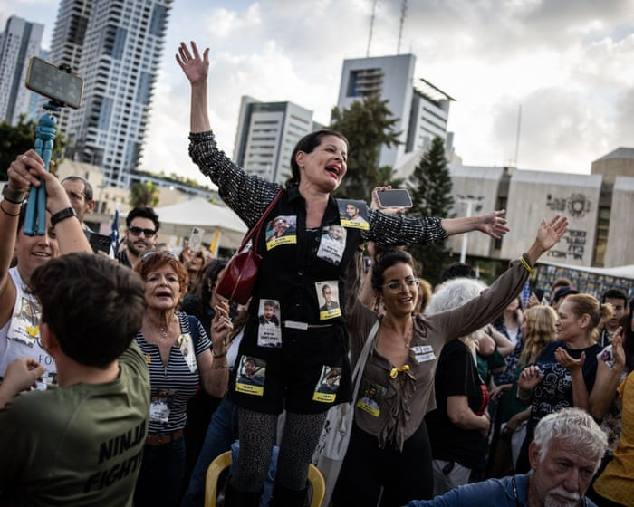 Người dân ăn mừng tại quảng trường ở Tel Aviv, Israel Người dân ăn mừng tại quảng trường ở Tel Aviv, Israel