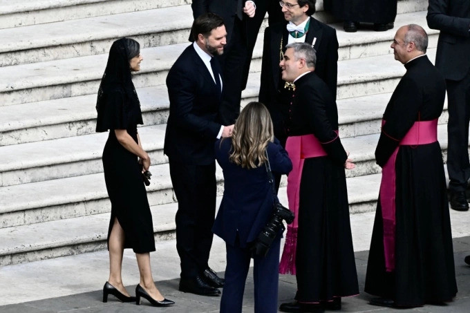 Phó Tổng thống Mỹ JD Vance và Đệ nhị phu nhân Usha Vance tới dự lễ nhậm chức của Giáo hoàng Leo XIV