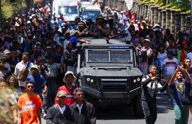 Một số người biểu tình bám trên xe quân sự Madagascar ở Antananarivo ngày 13-10 Một số người biểu tình bám trên xe quân sự Madagascar ở Antananarivo ngày 13-10
