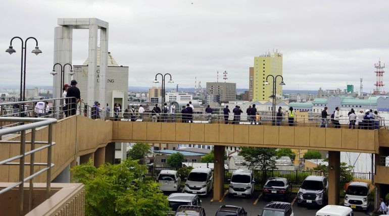 Người dân được sơ tán đến một điểm lánh nạn tạm thời do sóng thần ở Kushiro, tỉnh Hokkaido, Nhật Bản