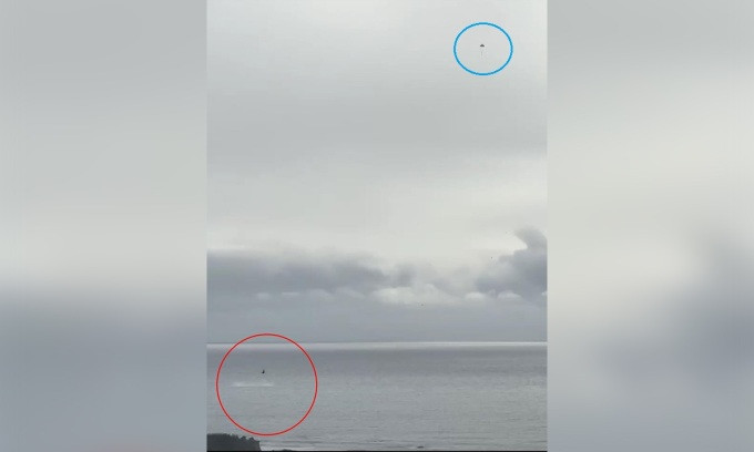 Vị trí máy bay huấn luyện AT-5 rơi (khoanh màu đỏ) và phi công sau khi phóng ghế thoát hiểm (khoanh màu xanh) ngày 15-2. Ảnh: CNA