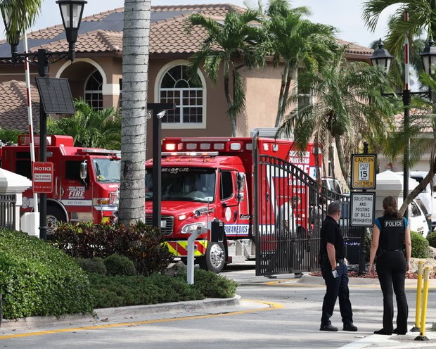 Cảnh sát và lực lượng cứu hộ có mặt tại hiện trường vụ máy bay rơi