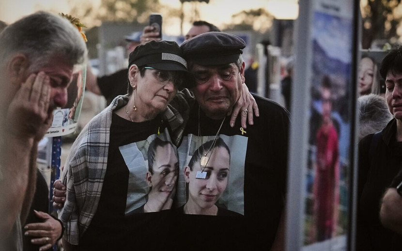 Cha mẹ của Shiran Slavin đến thăm địa điểm tổ chức lễ hội âm nhạc Nova gần Kibbutz Reim ở miền Nam Israel, nơi cô và hàng trăm người khác đã thiệt mạng và bị bắt cóc trong cuộc tấn công xuyên biên giới của Hamas vào ngày 7-10- 2023 Cha mẹ của Shiran Slavin đến thăm địa điểm tổ chức lễ hội âm nhạc Nova gần Kibbutz Reim ở miền Nam Israel, nơi cô và hàng trăm người khác đã thiệt mạng và bị bắt cóc trong cuộc tấn công xuyên biên giới của Hamas vào ngày 7-10- 2023