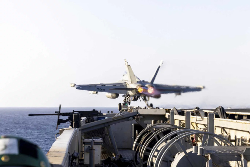 Máy bay E/A-18G Growler của Phi đội tác chiến điện tử (VAQ) 144 cất cánh từ tàu sân bay USS Harry S. Truman của Mỹ Máy bay E/A-18G Growler của Phi đội tác chiến điện tử (VAQ) 144 cất cánh từ tàu sân bay USS Harry S. Truman của Mỹ