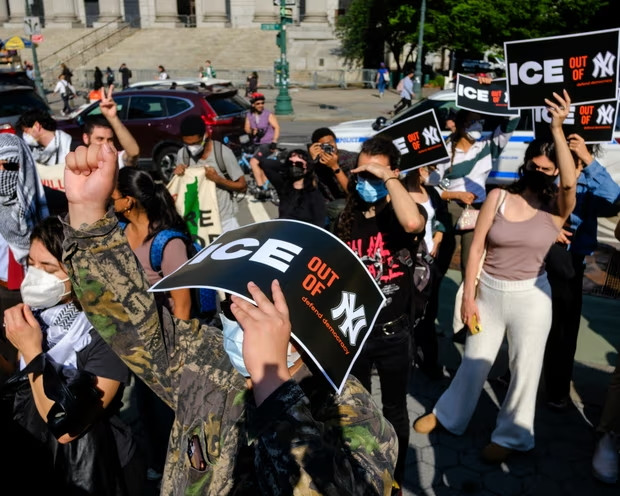Hàng nghìn người tham gia biểu tình phản đối Cơ quan Thực thi Di trú và Hải quan Mỹ ở thành phố New York Hàng nghìn người tham gia biểu tình phản đối Cơ quan Thực thi Di trú và Hải quan Mỹ ở thành phố New York