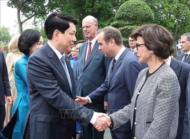 Chủ tịch nước Lương Cường và Phu nhân với các thành viên đoàn Pháp Chủ tịch nước Lương Cường và Phu nhân với các thành viên đoàn Pháp