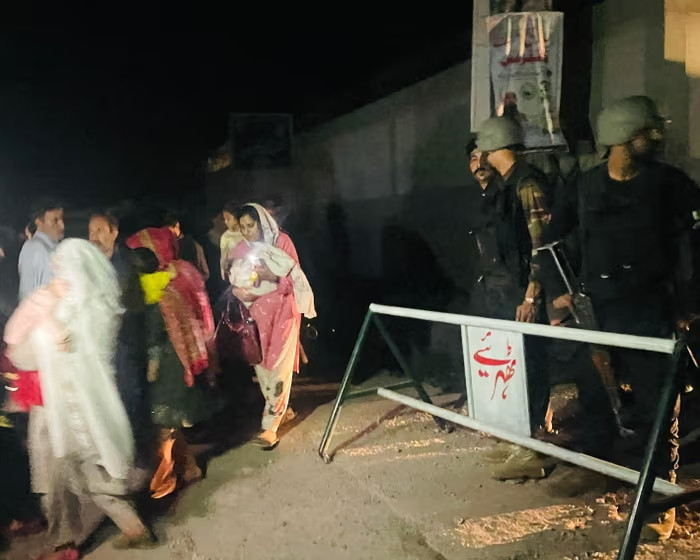 Người dân ở Muzaffarabad đi sơ tán Người dân ở Muzaffarabad đi sơ tán