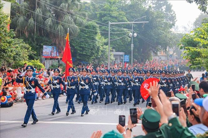 Người dân chào đón các khối diễu binh, diễu hành trong niềm hân hoan và tự hào trên khắp các nẻo đường Hà Nội