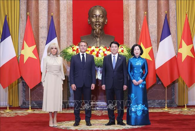 Chủ tịch nước Lương Cường và Phu nhân cùng Tổng thống Pháp Emmanuel Macron và Phu nhân chụp ảnh chung Chủ tịch nước Lương Cường và Phu nhân cùng Tổng thống Pháp Emmanuel Macron và Phu nhân chụp ảnh chung
