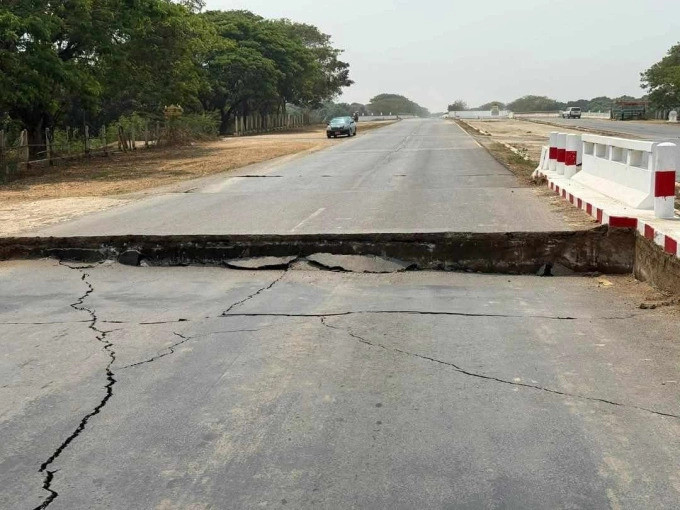 Nhiều con đường bị hư hại, biến dạng do rung chấn từ động đất ở Myanmar Nhiều con đường bị hư hại, biến dạng do rung chấn từ động đất ở Myanmar