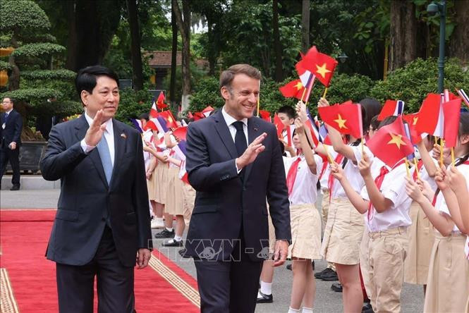 Chủ tịch nước Lương Cường và Tổng thống Pháp Emmanuel Macron với thiếu nhi Thủ đô Hà Nội Chủ tịch nước Lương Cường và Tổng thống Pháp Emmanuel Macron với thiếu nhi Thủ đô Hà Nội