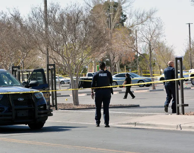 Cảnh sát điều tra hiện trường vụ xả súng Cảnh sát điều tra hiện trường vụ xả súng